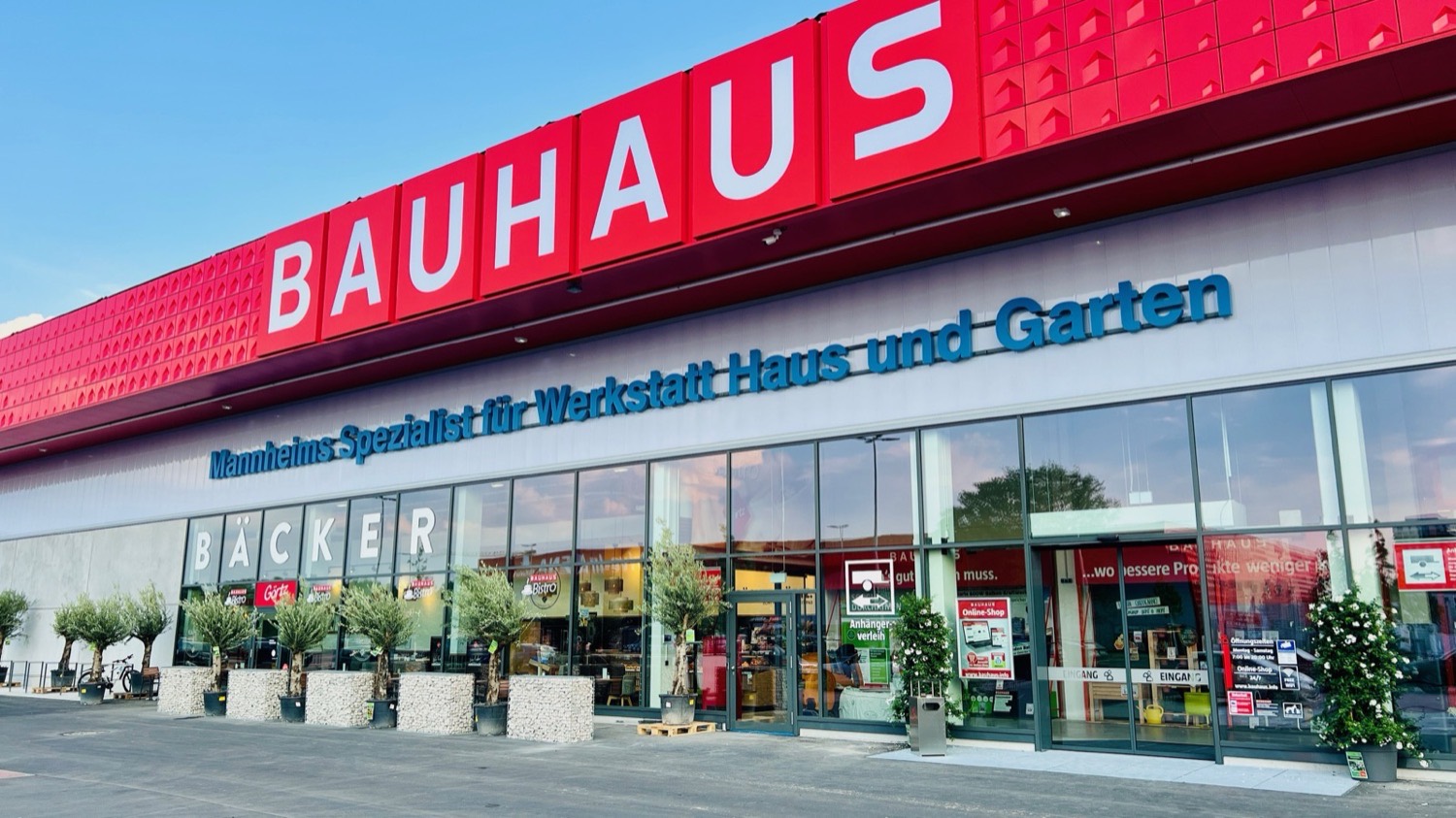 Bauhaus Mannheim: the red Bauhaus facade with 'Spezialist für Werkstatt Haus und Garten' above the entrance