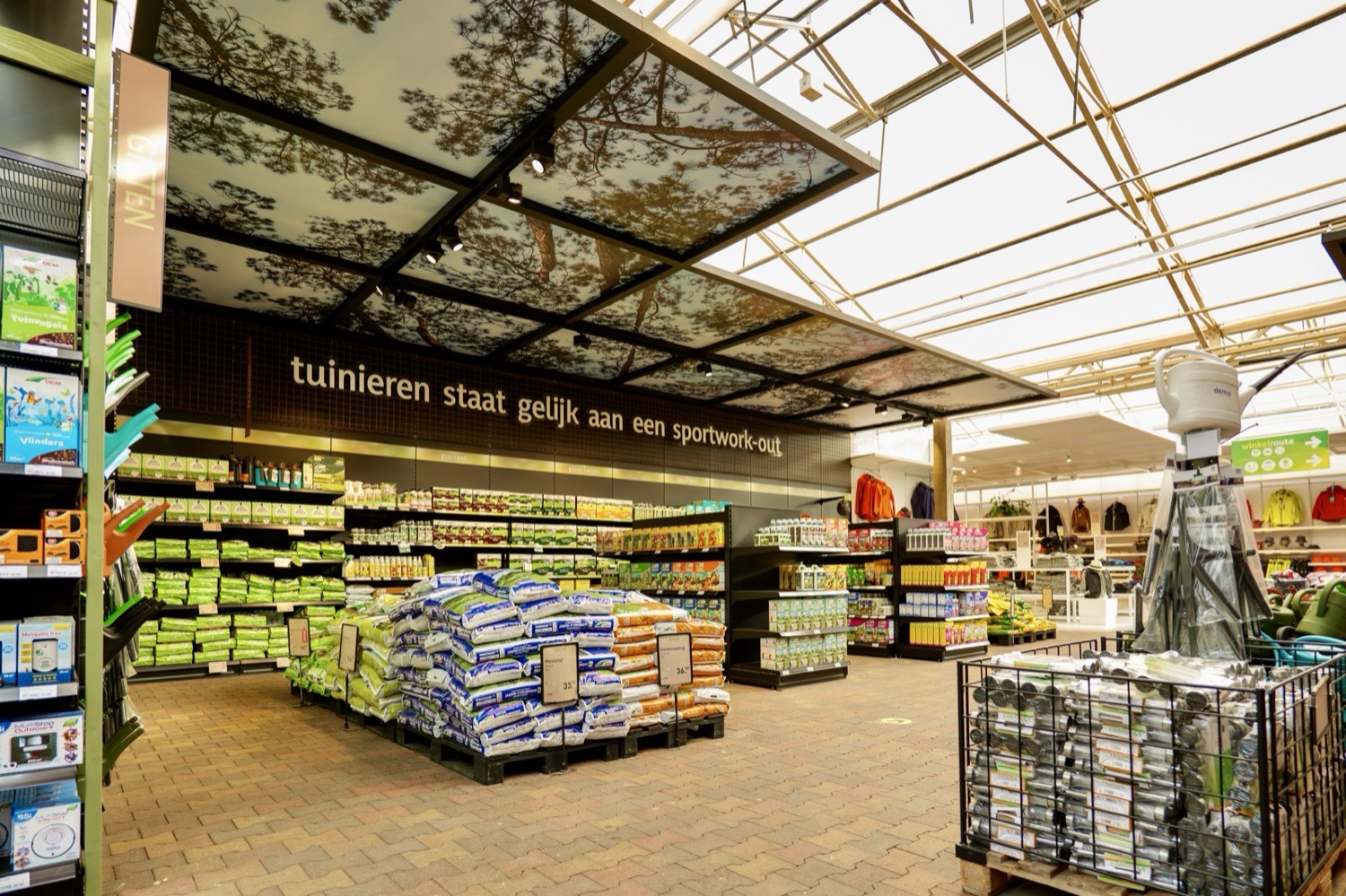 Leurs Venlo: bulk soil presentation under printed sky panels